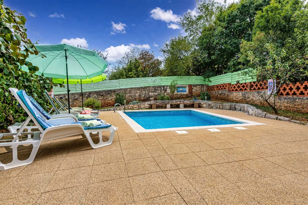 3-Bedroom House with Private Pool in Labin