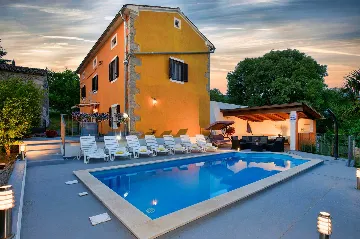 3-Bedroom House with Private Pool in Šušnjevica