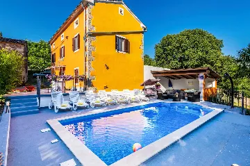 3-Bedroom House with Private Pool in Šušnjevica