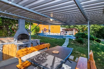 3-Bedroom House with Private Pool in Šušnjevica