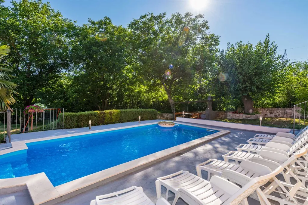 3-Bedroom House with Private Pool in Šušnjevica