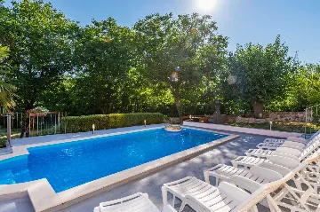 3-Bedroom House with Private Pool in Šušnjevica