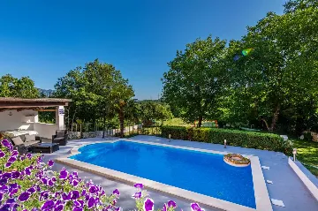 3-Bedroom House with Private Pool in Šušnjevica