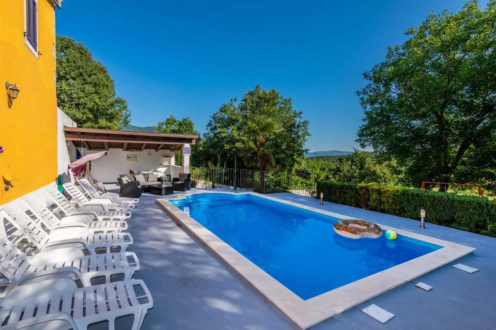 3-Bedroom House with Private Pool in Šušnjevica