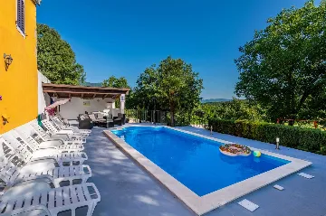 3-Bedroom House with Private Pool in Šušnjevica