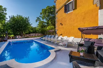 3-Bedroom House with Private Pool in Šušnjevica