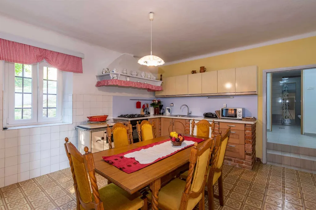 3-Bedroom House with Private Pool in Šušnjevica