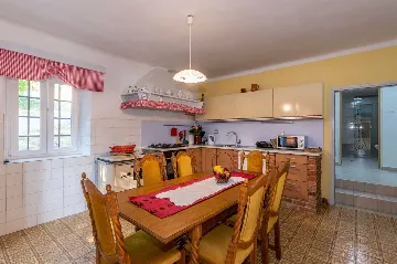 3-Bedroom House with Private Pool in Šušnjevica