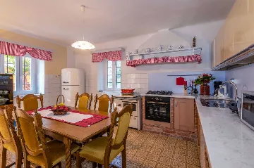 3-Bedroom House with Private Pool in Šušnjevica