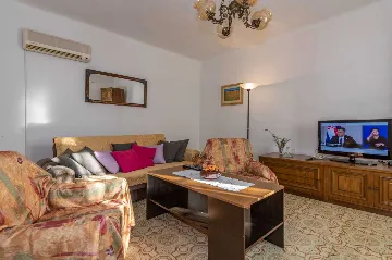 3-Bedroom House with Private Pool in Šušnjevica