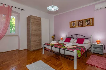 3-Bedroom House with Private Pool in Šušnjevica