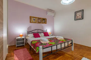 3-Bedroom House with Private Pool in Šušnjevica