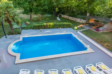 3-Bedroom House with Private Pool in Šušnjevica