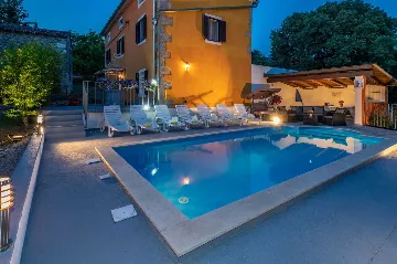 3-Bedroom House with Private Pool in Šušnjevica