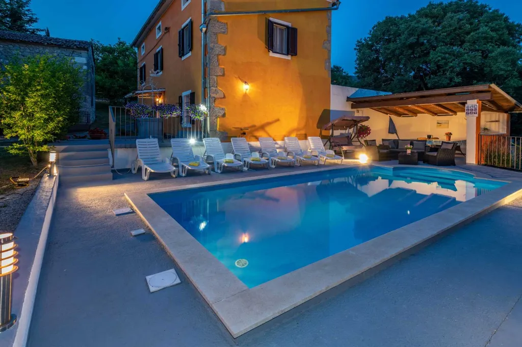 3-Bedroom House with Private Pool in Šušnjevica