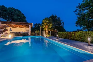 3-Bedroom House with Private Pool in Šušnjevica