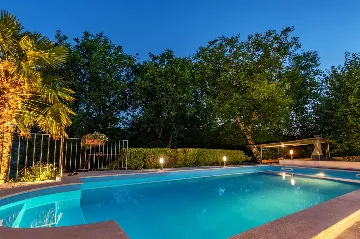 3-Bedroom House with Private Pool in Šušnjevica