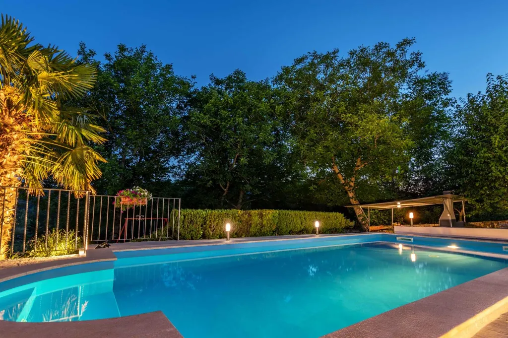 3-Bedroom House with Private Pool in Šušnjevica