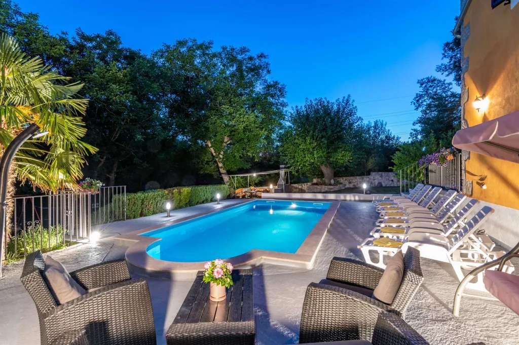 3-Bedroom House with Private Pool in Šušnjevica