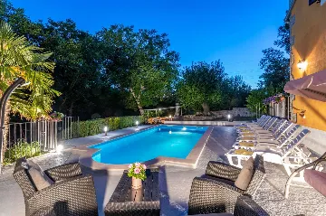 3-Bedroom House with Private Pool in Šušnjevica