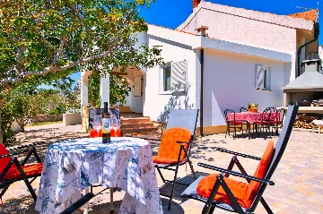 1-Bedroom House in Povljana for Up to 4 Guests