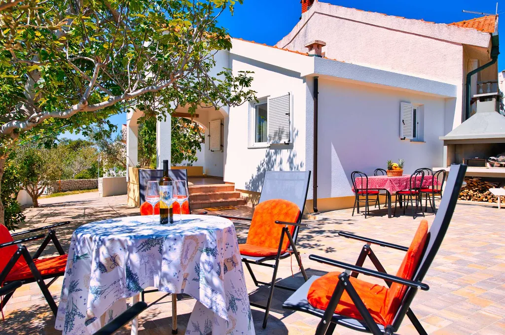 1-Bedroom House in Povljana for Up to 4 Guests