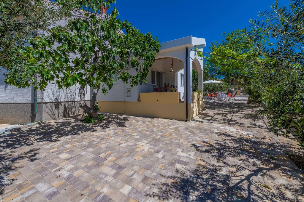 1-Bedroom House in Povljana for Up to 4 Guests