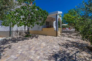 1-Bedroom House in Povljana for Up to 4 Guests