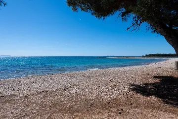 1-Bedroom House in Povljana for Up to 4 Guests