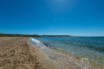 1-Bedroom House in Povljana for Up to 4 Guests