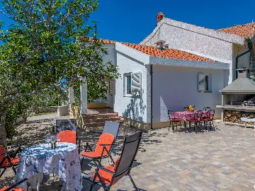 1-Bedroom House in Povljana for Up to 4 Guests