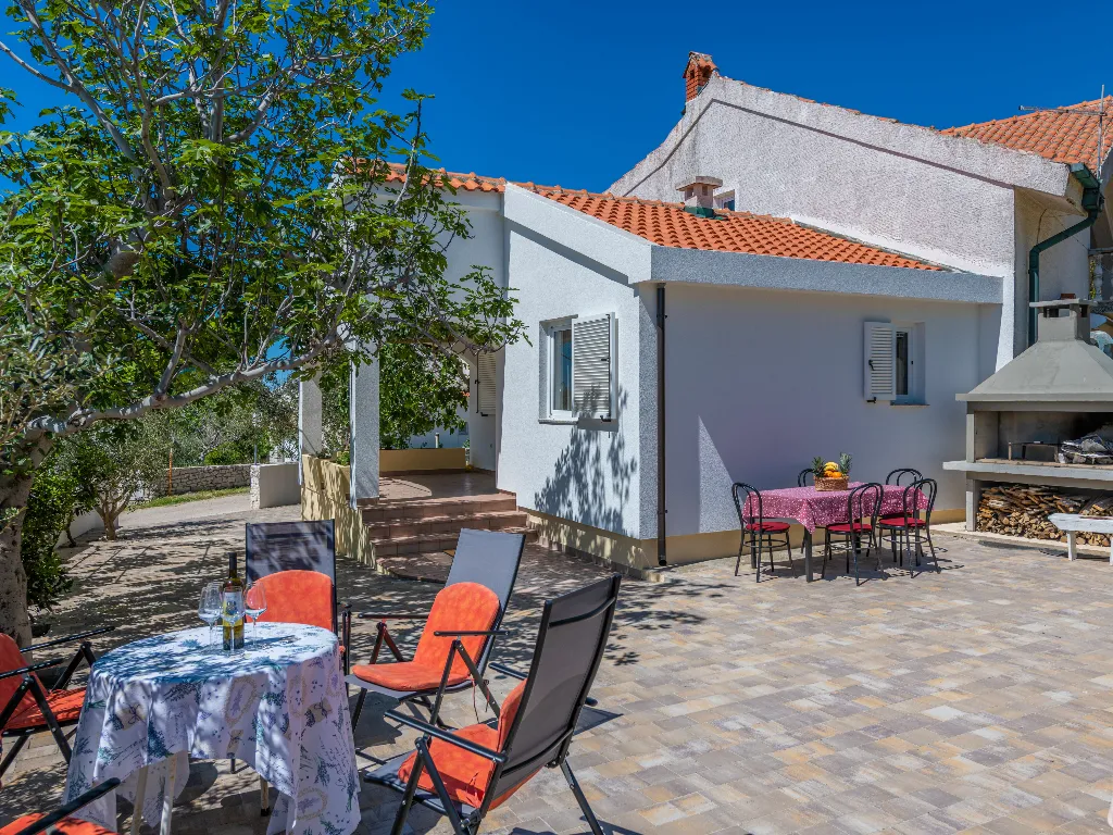 1-Bedroom House in Povljana for Up to 4 Guests