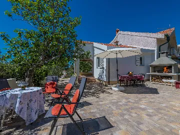 1-Bedroom House in Povljana for Up to 4 Guests