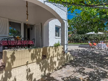 1-Bedroom House in Povljana for Up to 4 Guests