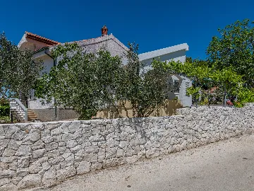 1-Bedroom House in Povljana for Up to 4 Guests