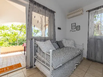 1-Bedroom House in Povljana for Up to 4 Guests