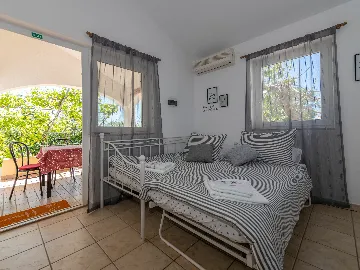 1-Bedroom House in Povljana for Up to 4 Guests