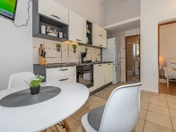 1-Bedroom House in Povljana for Up to 4 Guests