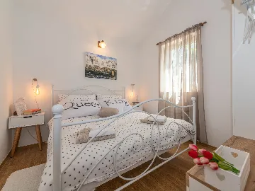 1-Bedroom House in Povljana for Up to 4 Guests