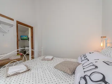 1-Bedroom House in Povljana for Up to 4 Guests