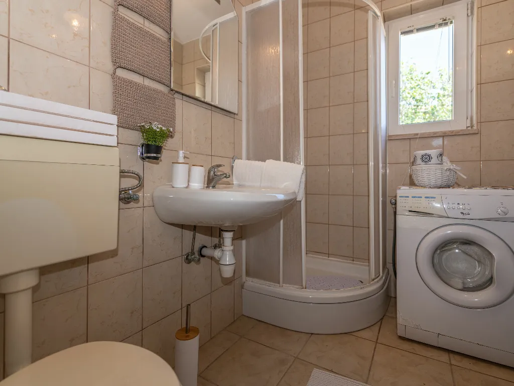 1-Bedroom House in Povljana for Up to 4 Guests