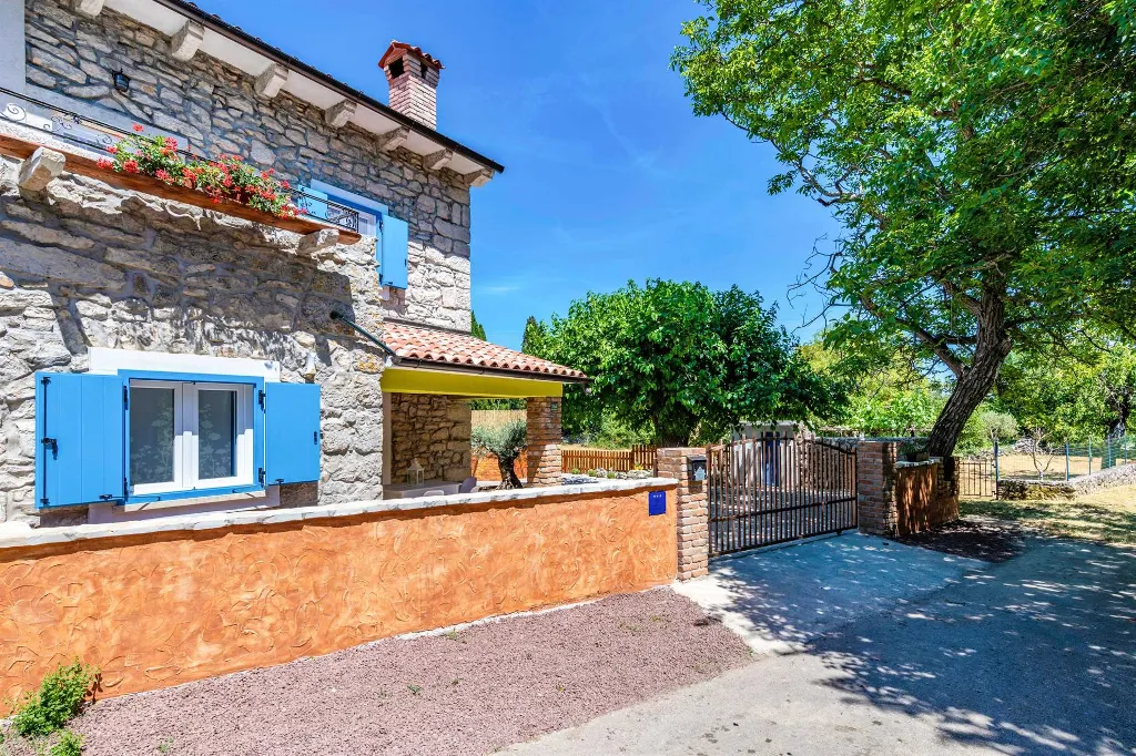 House in Nedešćina for 6 Guests with Pool
