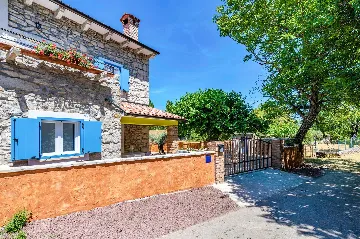 House in Nedešćina for 6 Guests with Pool