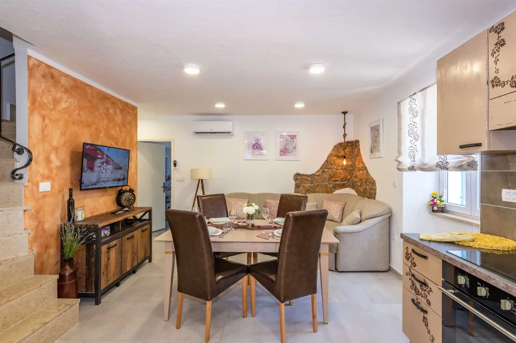 House in Nedešćina for 6 Guests with Pool