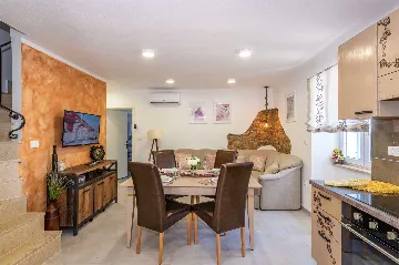 House in Nedešćina for 6 Guests with Pool