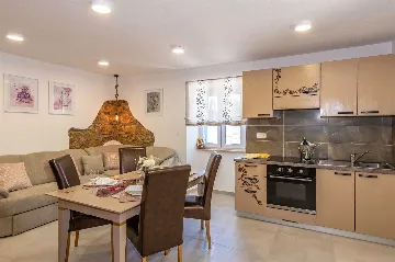 House in Nedešćina for 6 Guests with Pool