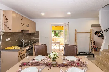 House in Nedešćina for 6 Guests with Pool