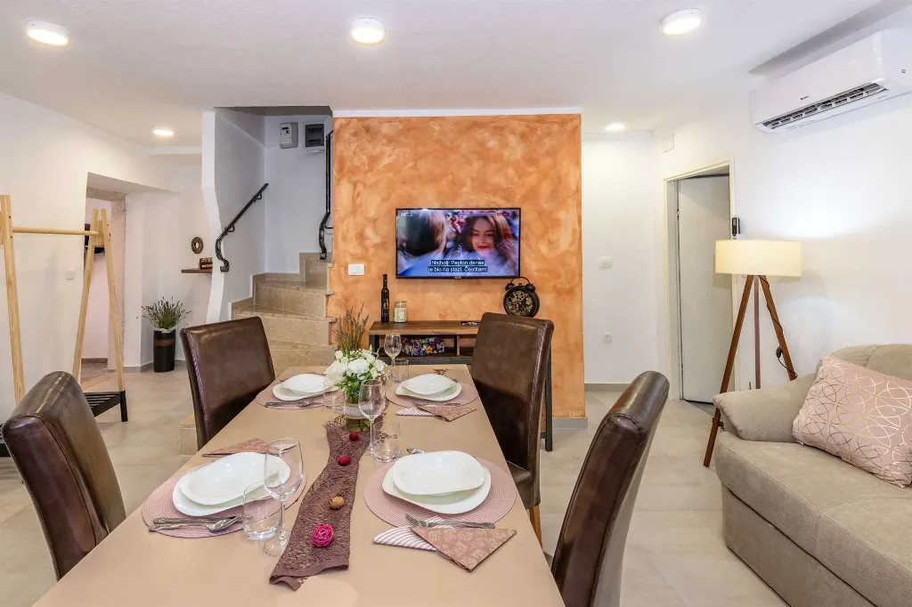 House in Nedešćina for 6 Guests with Pool