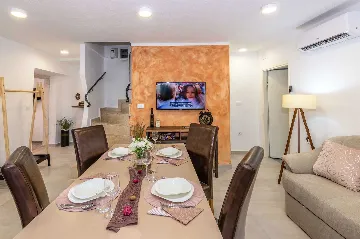 House in Nedešćina for 6 Guests with Pool