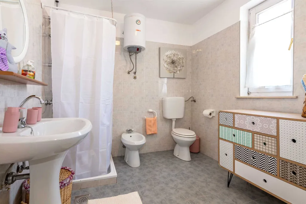 House in Nedešćina for 6 Guests with Pool